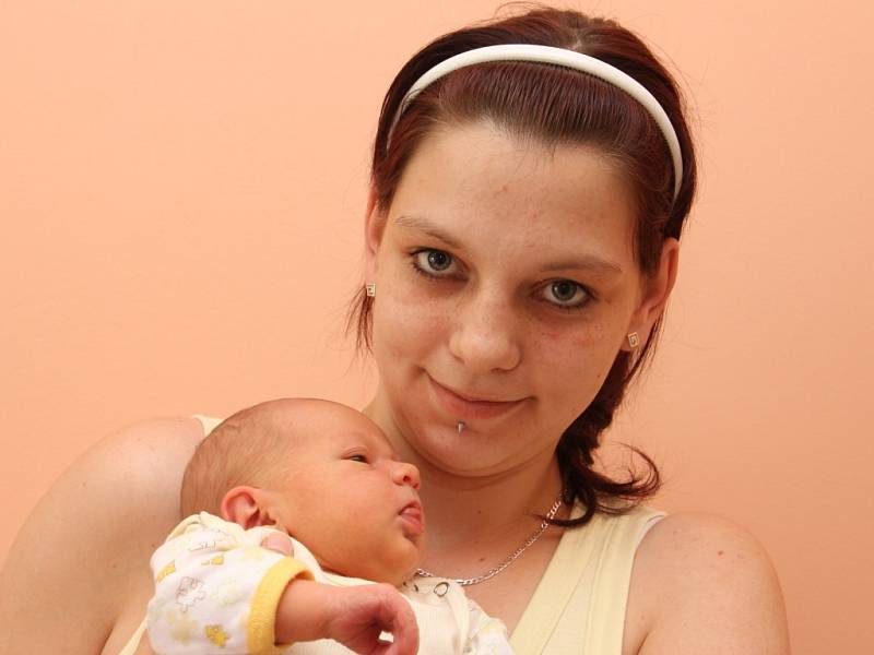 Veronika Budilová se narodila v Chomutově dne 17. 5. 2008 v 16:24 hod. Míra 52 cm, váha 3,4 kg. Na snímku je v náručí maminky Kamily Linkové.