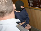 Policie předvádí k soudu pětadvacetiletého muže, kterého obvinila ze znásilnění a vraždu devítileté dívky z Klášterce nad Ohří.
