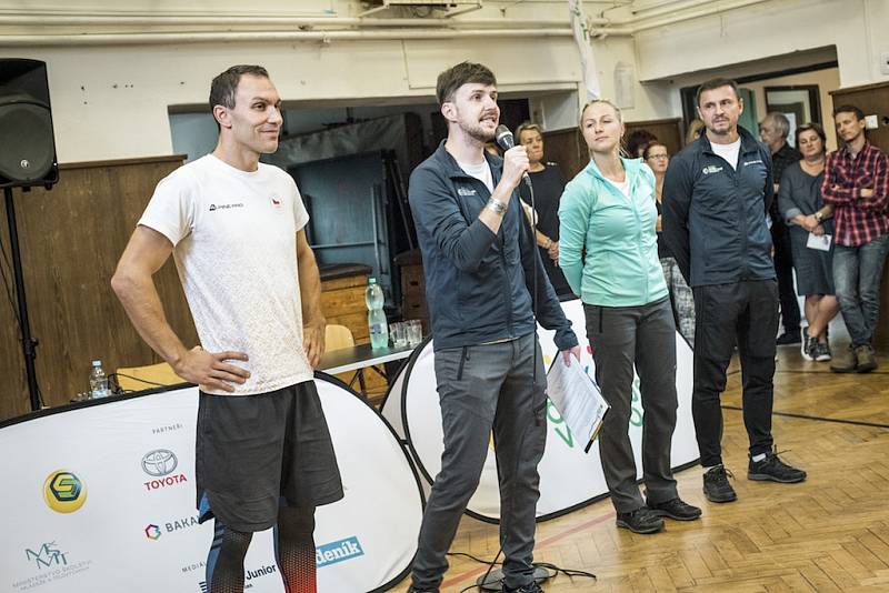 Studenti z Gymnázia a střední odborné školy v Klášterci se setkali se špičkovým skokanem do vody Michalem Navrátilem.