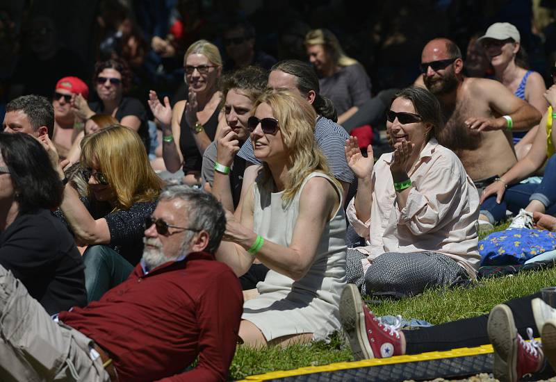 Festival nezávislého umění pÁRTy ve Františkánu opět rozproudil život v zahradách kadaňského kláštera.