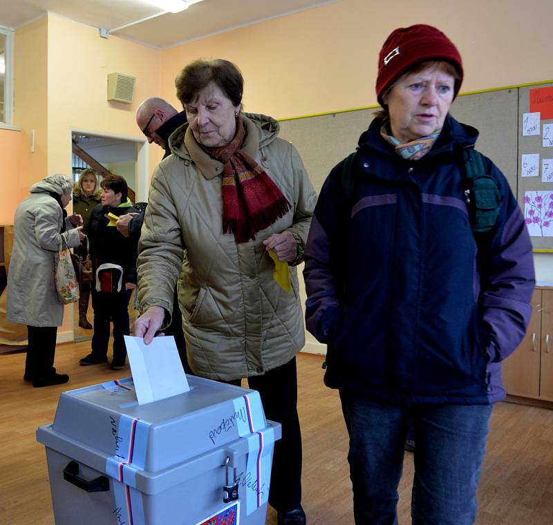 Za první hodinu odvolilo ve volební místnosti na chomutovské základní škole Hornická nejméně sto lidí.