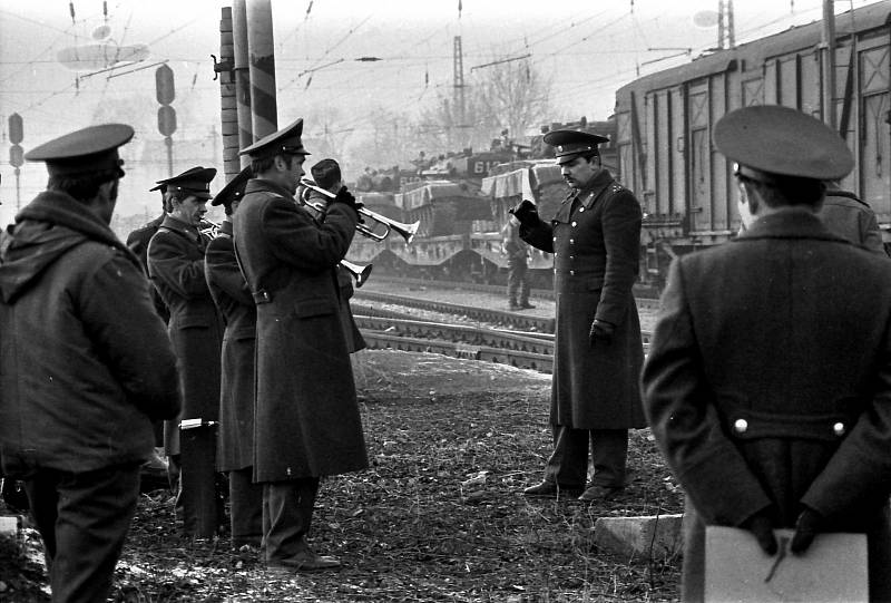 Fotoreportér Deníku Miroslav Rada vystavuje v galerii Kryt v Klášterci nad Ohří poslední okamžiky odsunu sovětských vojsk z Ralska a Bohosudova.