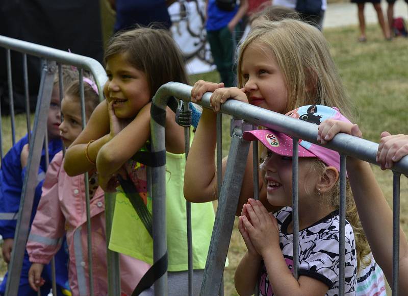 V Kadani pod hradbami na nábřeží Maxipsa Fíka proběhl multižánrový festival Vysmáté léto.