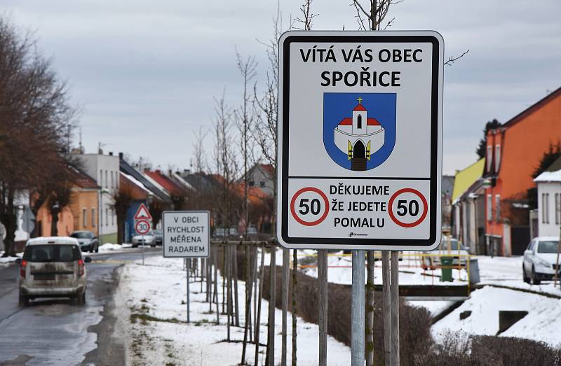 Obec dělá vše pro to, aby řidiči zpomalili. Směrem od Chomutova jsou přes silnici položené tři retardéry, rychlost měří radar.