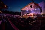 Vystoupení orchestru a pěveckého sboru v letním kině v Chomutově