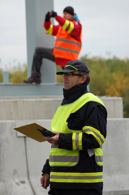 Taktické cvičení na rychlostní komunikaci R7 na Chomutovsku.