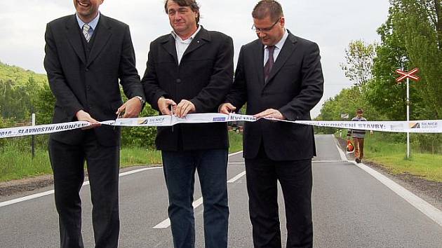ŠMIK. Stříhání pásky tradičně ukončilo opravu silnice