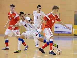 Česká reprezentace U 21 (v bílém) v utkání s Ruskem