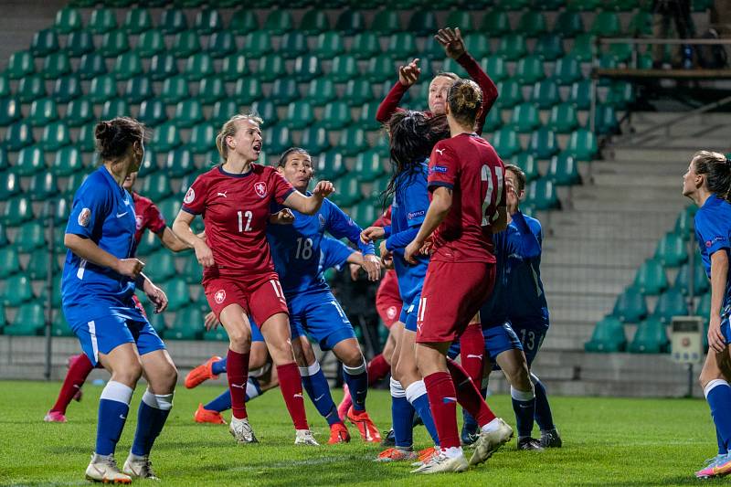 České fotbalistky (v červeném) v zápase s Azerbájdžánem.