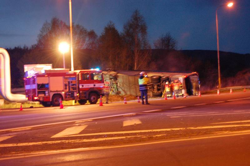 Autobus plný lidí havaroval po srážce s osobním autem u Prunéřova.