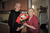 Nonně Tomáškové přišli ke stým narozeninám popřát také zástupci jirkovské radnice. Blahopřála i starostka Dana Havlátková Jurštaková.