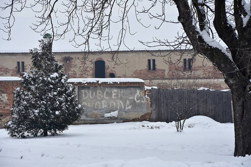 Ze stěn starých domů u návsi vystupují nápisy jako "Dubček - ČS, svoboda" a "Ať žije svoboda!" Podle místních pocházejí z roku 1968 a léta byly zatřené. Déšť ale nátěry smyl a hesla tak opět připomínají historii.