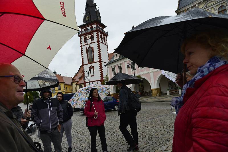 Na náměstí 1.Máje v Chomutově se při demonstraci sešlo kolem třiceti lidí, kteří nesouhlasí s nošením roušek a činností vlády.