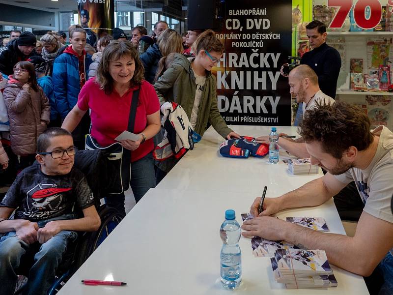 Piráti na autogramiádě představili zápasové dresy, které následně půjdou do dražby, a otevřeli další fanshop v OC Central v Chomutově.