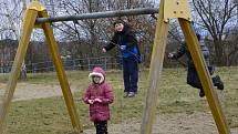 Děti si hrály na hřišti na sídlišti Borek v Jirkově.
