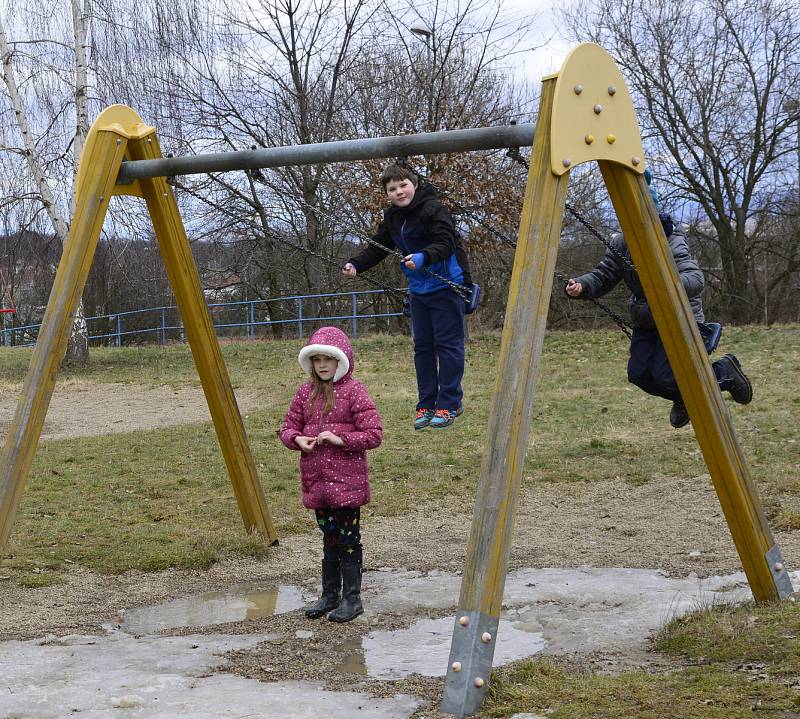 Děti si hrály na hřišti na sídlišti Borek v Jirkově.