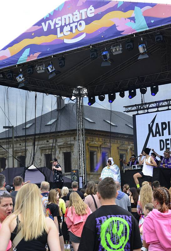 V Kadani pod hradbami na nábřeží Maxipsa Fíka proběhl multižánrový festival Vysmáté léto.