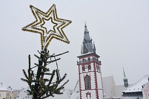 První prosincový den v Chomutově ozdobili vánoční strom na náměstí 1. máje.