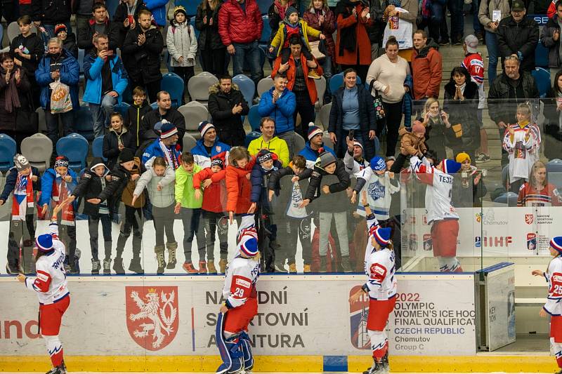 Radost českých hokejistek na stadionu v Chomutově.