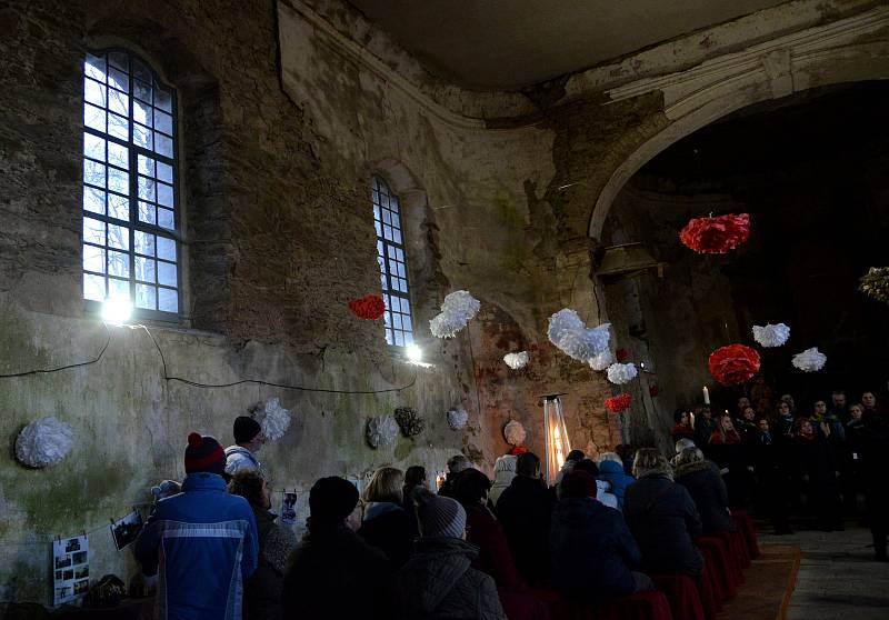 V Blatně u Chomutova se opravil vnitřek kostela. Při této příležitosti zapěl smíšený pěvecký sbor s pořadem vánočních koled.