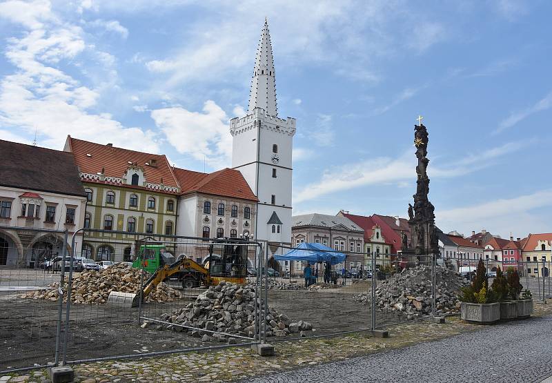 Na Mírovém náměstí v Kadani v těchto dnech přerovnávají část kamenné dlažby. Probíhal tam i archeologický průzkum, který přinesl další cenné nálezy.