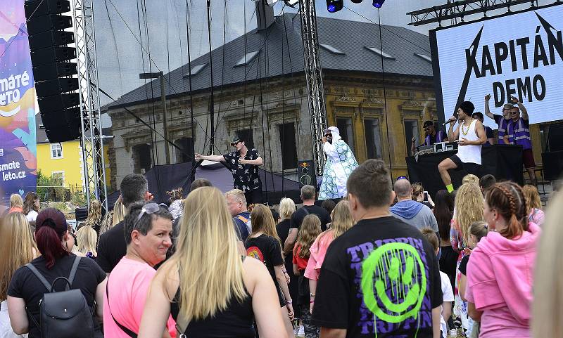 V Kadani pod hradbami na nábřeží Maxipsa Fíka proběhl multižánrový festival Vysmáté léto.