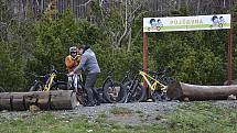 Na nejvyšší krušnohorském kopci se letos poprvé spustila lanovka. Slouží hlavně cyklistům, zároveň se totiž otevřel klínovecký trail park. Sobota 22. května