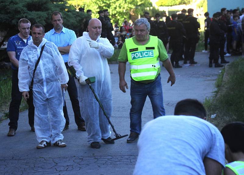 Na místo se ještě jednou vrátila policie. I s detektorem kovu.