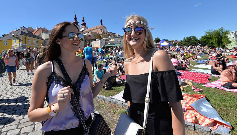 V sobotu 30. června proběhl další ročník  hudebního festivalu Vysmáté léto. Celý den se na pódiích střídaly kapely. Nádherné počasí za hradbami Kadaně přilákalo tisíce lidí. Nechyběla ani svatba.