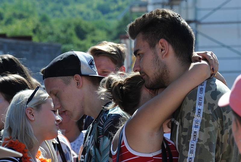 V sobotu 30. června proběhl další ročník  hudebního festivalu Vysmáté léto. Celý den se na pódiích střídaly kapely. Nádherné počasí za hradbami Kadaně přilákalo tisíce lidí. Nechyběla ani svatba.