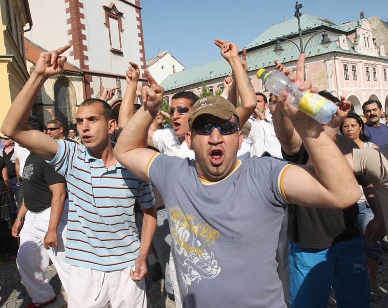 Z obou stran létaly nadávky.