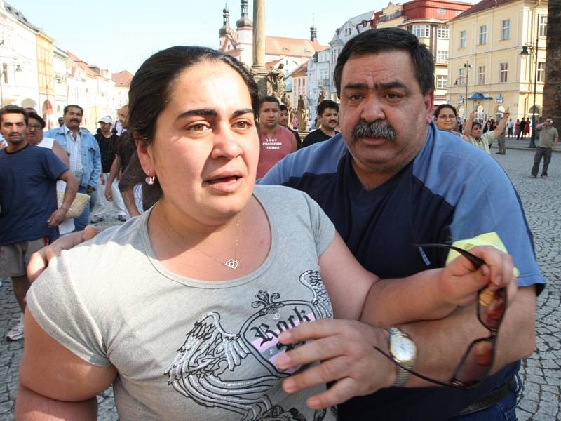 Jedna z rozzlobených romských demonstrantek.
