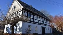 Hrázděný dům z 19. století v Radenově u obce Blatno.