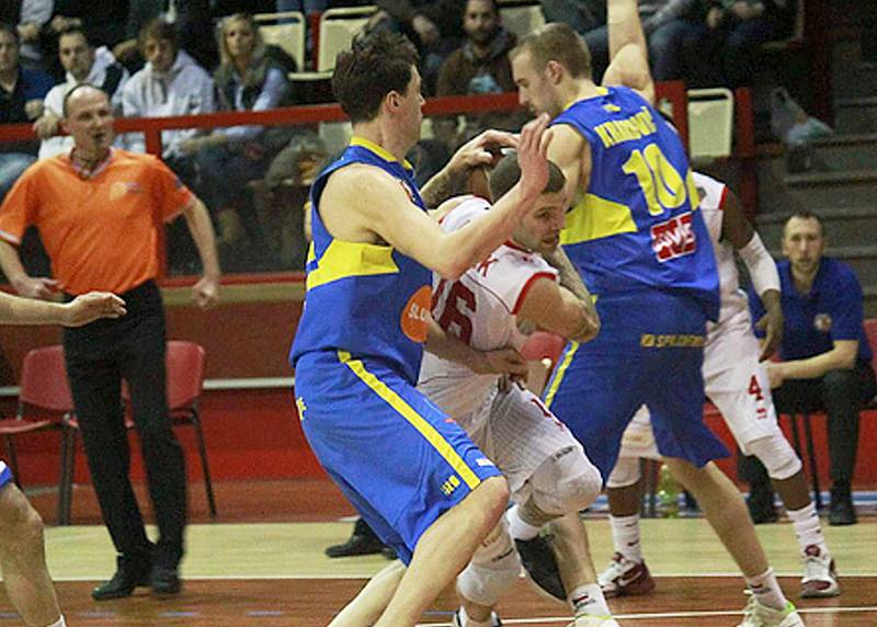 Pavel Bosák (v bílém) vždy nechal na hřišti vše. I proti Ústí nad Labem. To platí i o trénincích.