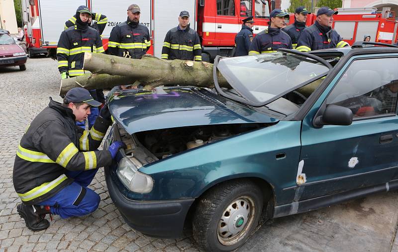 Krajská soutěž hasičů ve vyprošťování zraněných osob v Chomutově