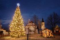 Skupina ČEZ pomohla na severu Čech rozsvítit vánoční stromy v padesáti obcích.