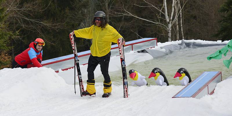 Párty u bazénu ve Ski areálu Alšovka u Klášterce nad Ohří.