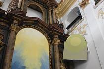 O sejmutí horního obrazu se postarala Chomutovská knihovna, brzy zmizí i větší plátno. Na svá místa se však vrátí díla malovaná v duchu starých mistrů.