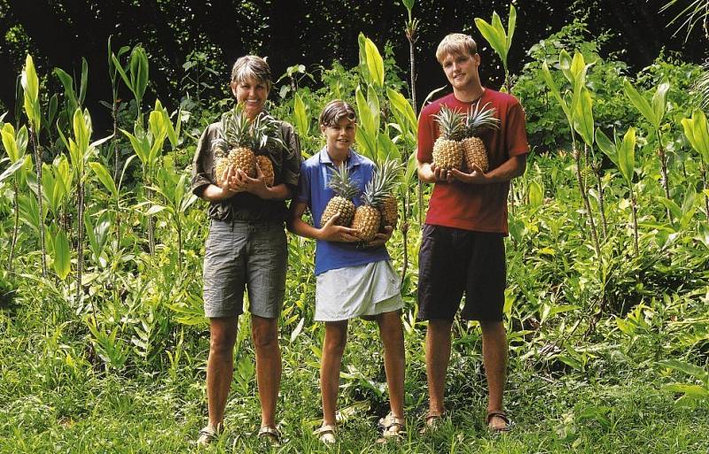 Manželka cestovatele Lenka a jejich děti Jakub a Lenka s ananasy, které si nasbírali.