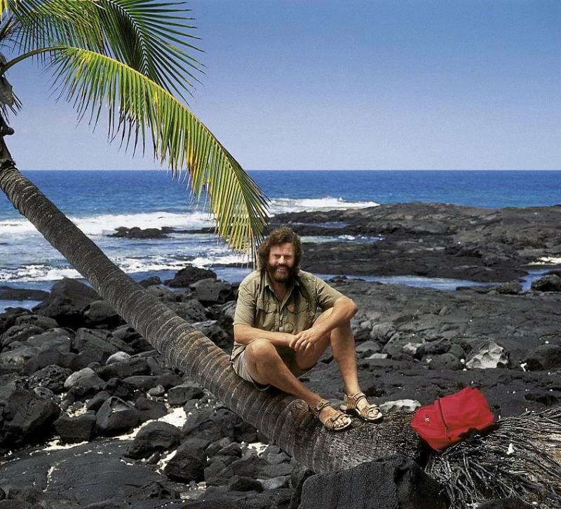 Leoš Šimánek, autor většiny fotografií, u palmy na havajském pobřeží.