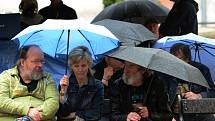 Trio Will Johns v atriu chomutovské knihovny i za deštivého počasí nadchla diváky