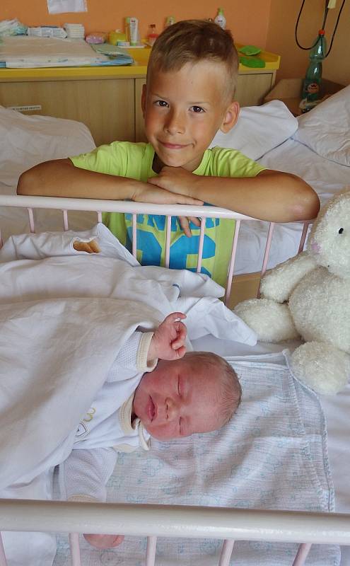 Nikolas Binder se narodil 12. června 2017 v 6.47 hodin rodičům Denise a Ondřejovi Binderovým ze Strupčic. Vážil 3,5 kg a měřil 52 cm. Přivítat ho přišel bráška Ondra