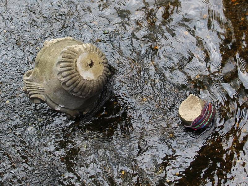 Vandal poškodil sochu v chomutovské Palackého ulici. Část skončila v Chomutovce