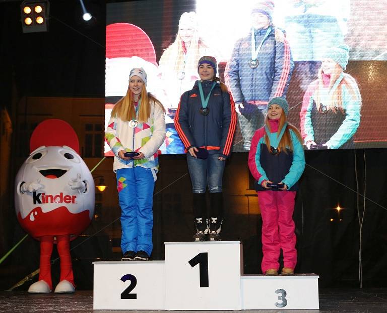 První medailový ceremoniál mají za sebou Zimní olympijské hry dětí a mládeže.