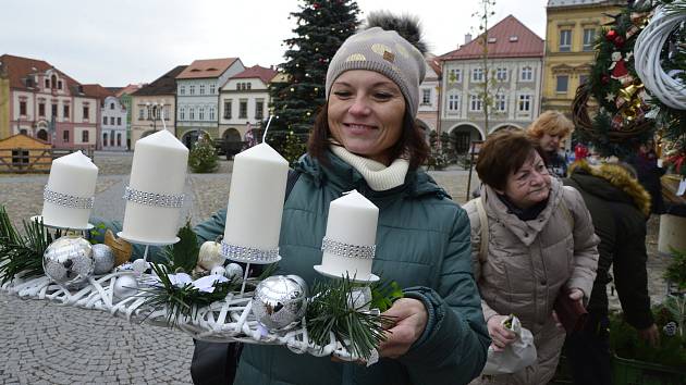 Chomutovský deník | Několik vánočních stromů a ovečky na náměstí: Kadaň je  vánočně naladěná | fotogalerie