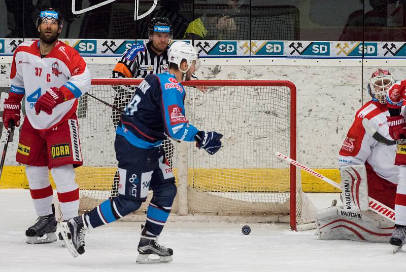 Piráti dnes dohrávají odložený zápas s HC Olomouc. Po první třetině je stav 1:0, kdy se v poseldní sekundě 1.třetiny trefil kapitán týmu Michal Vondrka. (6.12.2017)