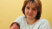 Bára Pletichová se narodila v chomutovské porodnici 15. 4. 2008 ve 4:23 hodin. Míra 50 cm, váha 2,9 kg. Na snímku s maminkou Miroslavou  Jánskou z Chomutova.