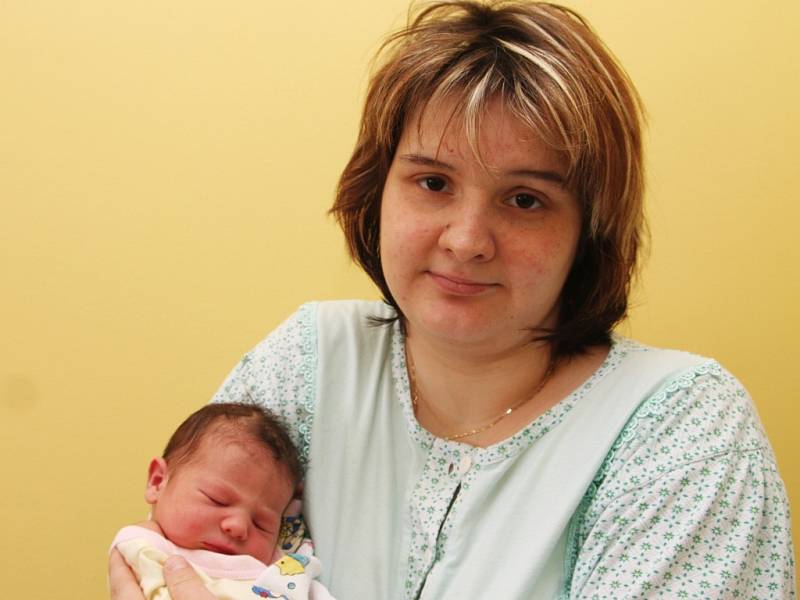 Bára Pletichová se narodila v chomutovské porodnici 15. 4. 2008 ve 4:23 hodin. Míra 50 cm, váha 2,9 kg. Na snímku s maminkou Miroslavou  Jánskou z Chomutova.