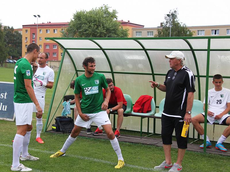 Trenér Pavel Chaloupka udílí pokyny před zápasem s Baníkem Souš. 