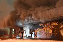Požár komplexu obchodů a skladů na Písečné v Chomutově. Středa 17. ledna 2024.